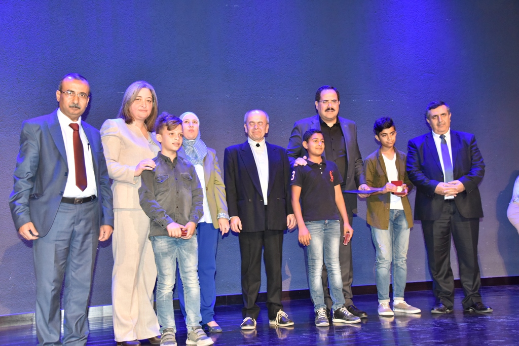 مهرجان السيدة إنسانية التشيكي يمنح رئيس بلدية بيت لحم وعدد من الشخصيات والمبدعين والفنانين جائزة المهرجان