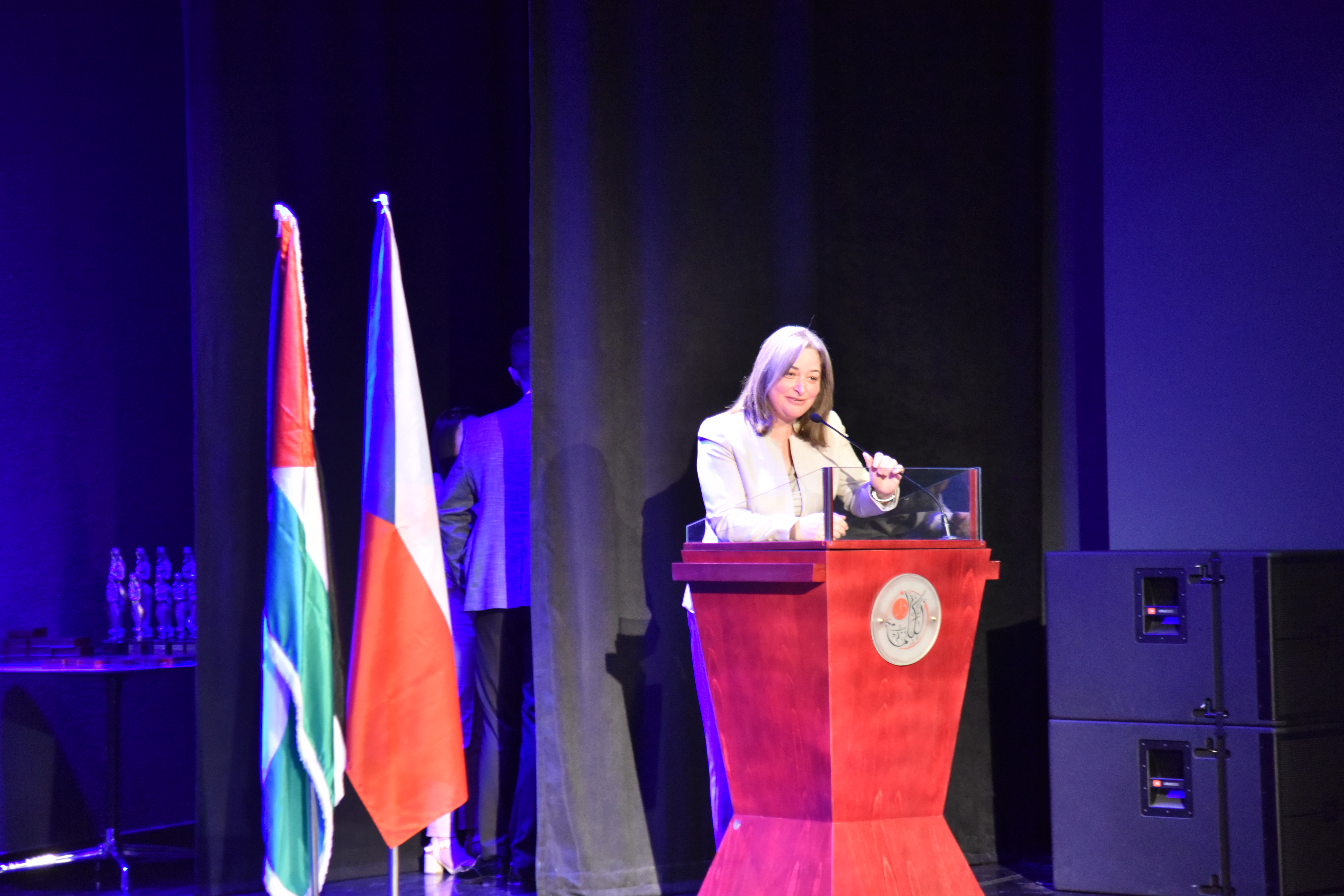 مهرجان السيدة إنسانية التشيكي يمنح رئيس بلدية بيت لحم وعدد من الشخصيات والمبدعين والفنانين جائزة المهرجان