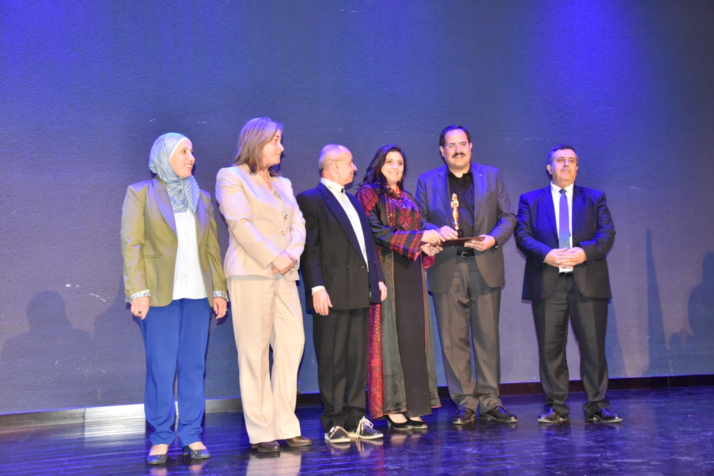 مهرجان السيدة إنسانية التشيكي يمنح رئيس بلدية بيت لحم وعدد من الشخصيات والمبدعين والفنانين جائزة المهرجان