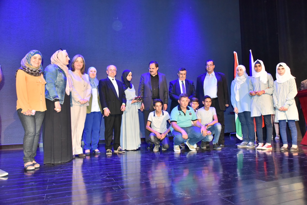 مهرجان السيدة إنسانية التشيكي يمنح رئيس بلدية بيت لحم وعدد من الشخصيات والمبدعين والفنانين جائزة المهرجان