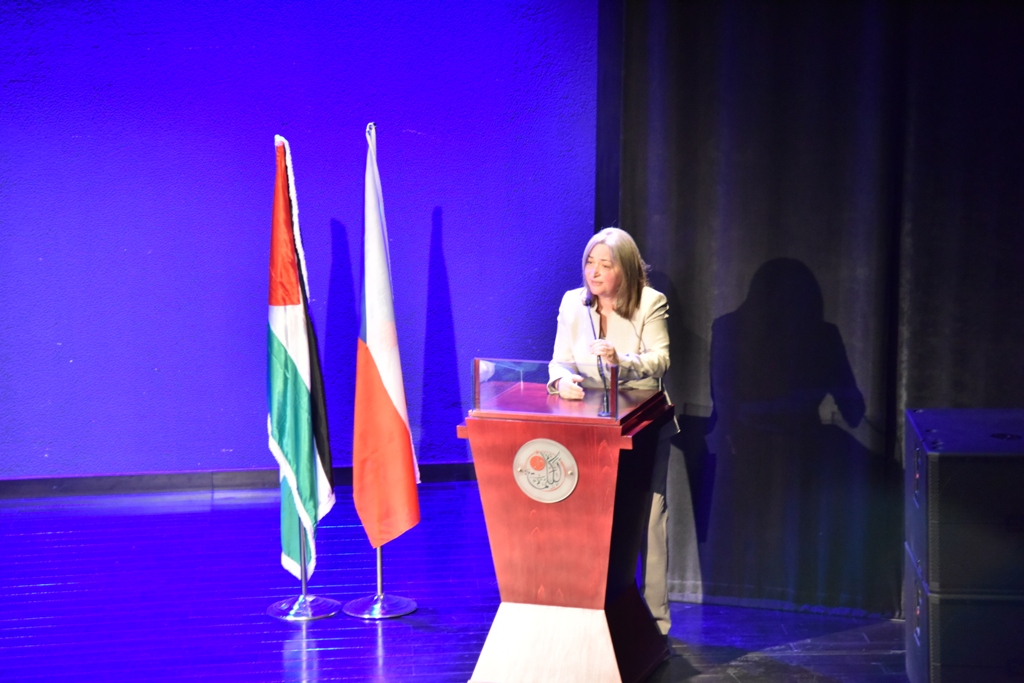 مهرجان السيدة إنسانية التشيكي يمنح رئيس بلدية بيت لحم وعدد من الشخصيات والمبدعين والفنانين جائزة المهرجان