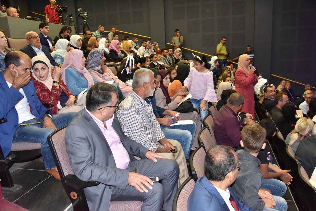 مهرجان السيدة إنسانية التشيكي يمنح رئيس بلدية بيت لحم وعدد من الشخصيات والمبدعين والفنانين جائزة المهرجان