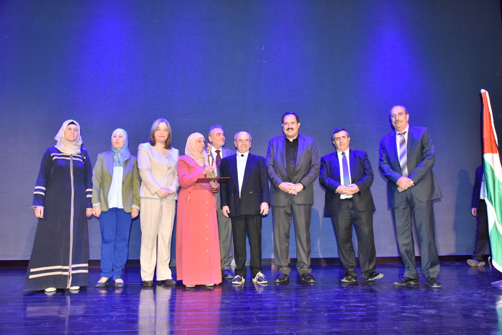 مهرجان السيدة إنسانية التشيكي يمنح رئيس بلدية بيت لحم وعدد من الشخصيات والمبدعين والفنانين جائزة المهرجان