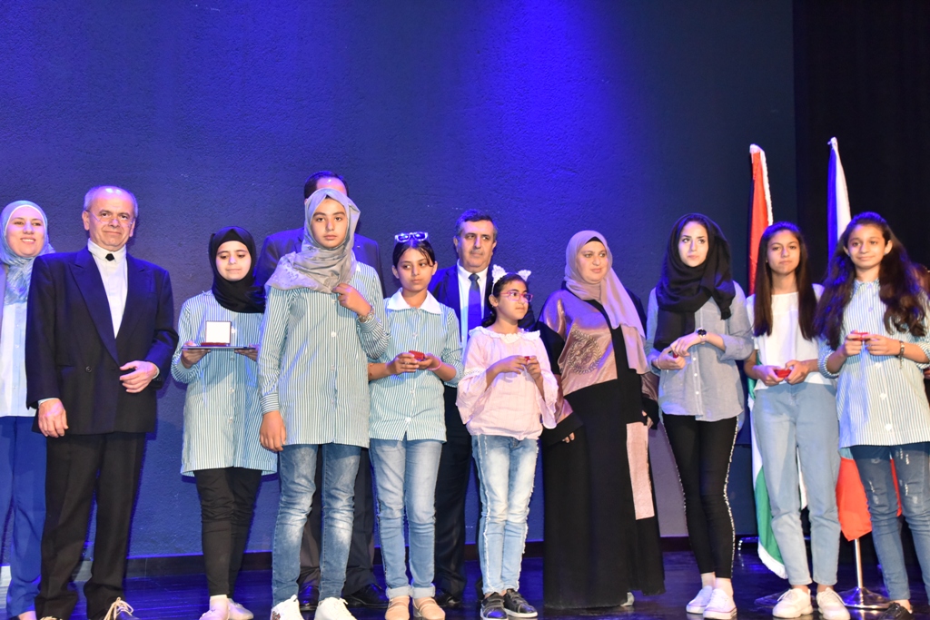 مهرجان السيدة إنسانية التشيكي يمنح رئيس بلدية بيت لحم وعدد من الشخصيات والمبدعين والفنانين جائزة المهرجان