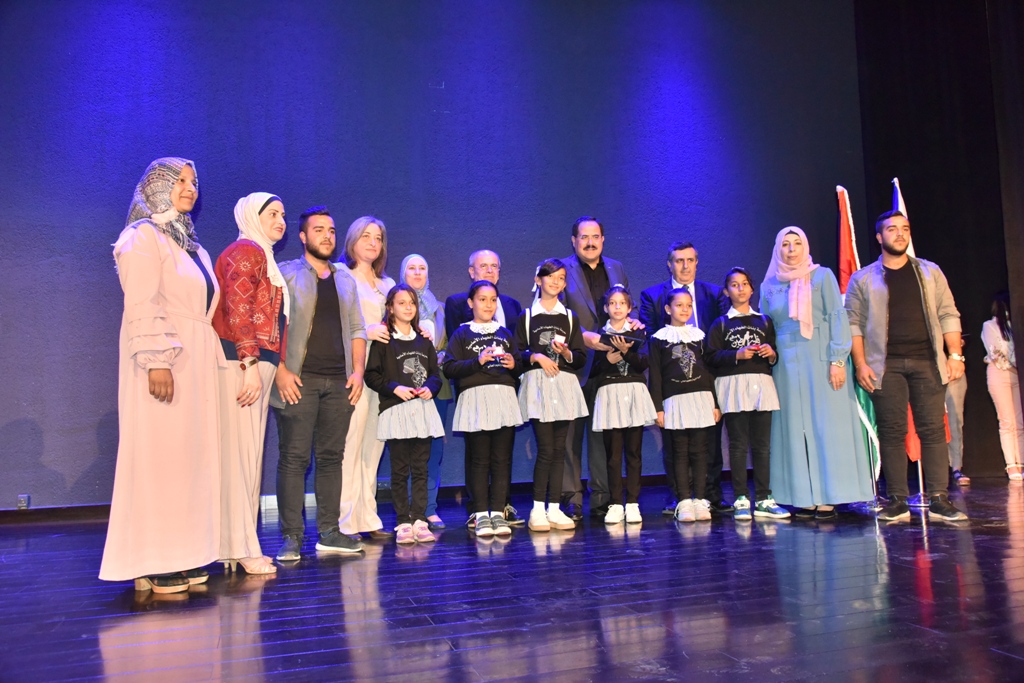 مهرجان السيدة إنسانية التشيكي يمنح رئيس بلدية بيت لحم وعدد من الشخصيات والمبدعين والفنانين جائزة المهرجان