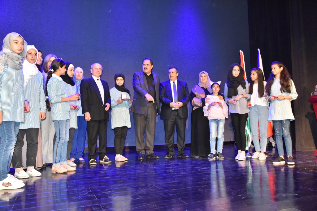 مهرجان السيدة إنسانية التشيكي يمنح رئيس بلدية بيت لحم وعدد من الشخصيات والمبدعين والفنانين جائزة المهرجان