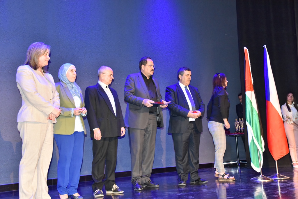 مهرجان السيدة إنسانية التشيكي يمنح رئيس بلدية بيت لحم وعدد من الشخصيات والمبدعين والفنانين جائزة المهرجان