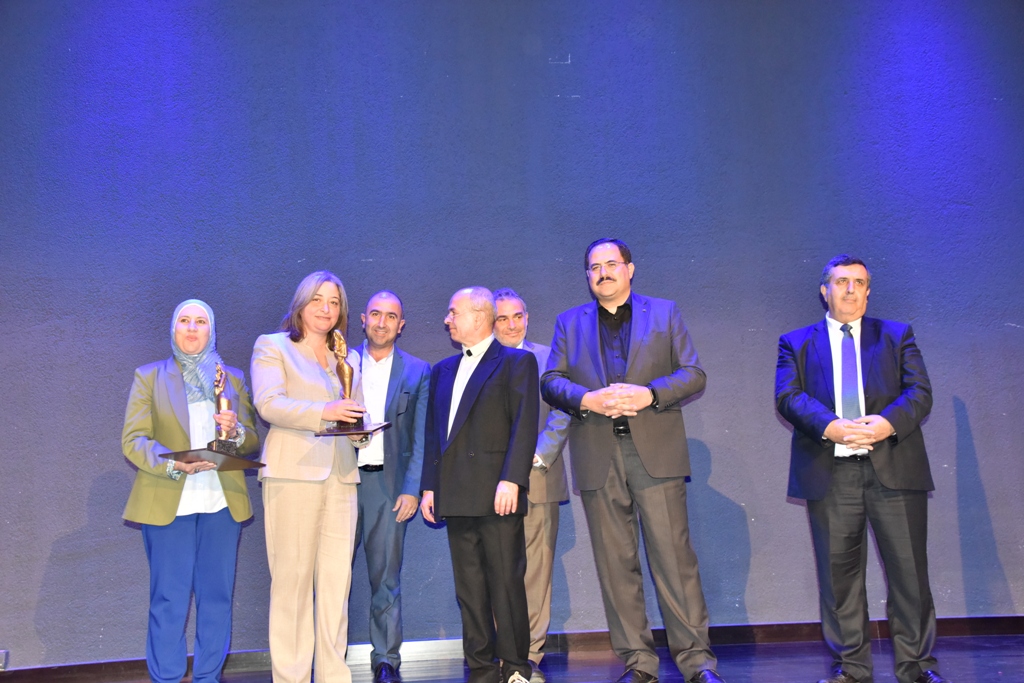 مهرجان السيدة إنسانية التشيكي يمنح رئيس بلدية بيت لحم وعدد من الشخصيات والمبدعين والفنانين جائزة المهرجان