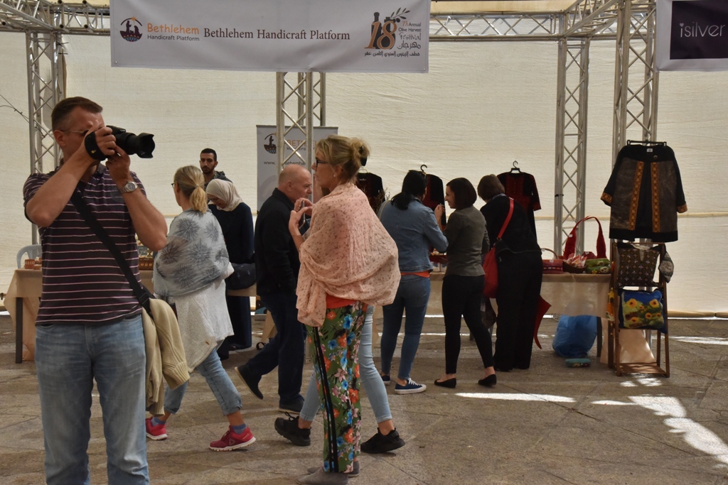 مهرجان قطف الزيتون الثامن عشر ينطلق من ساحة المهد في بيت لحم