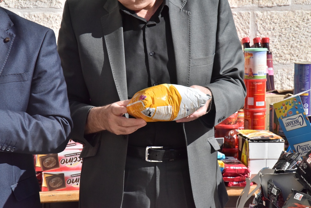 بلدية بيت لحم تتلف حوالي 450 كغم من المنتجات الغذائية منتهية الصلاحية