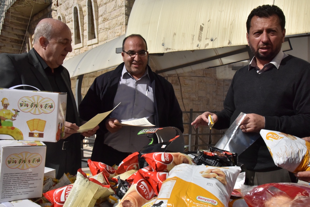 بلدية بيت لحم تتلف حوالي 450 كغم من المنتجات الغذائية منتهية الصلاحية