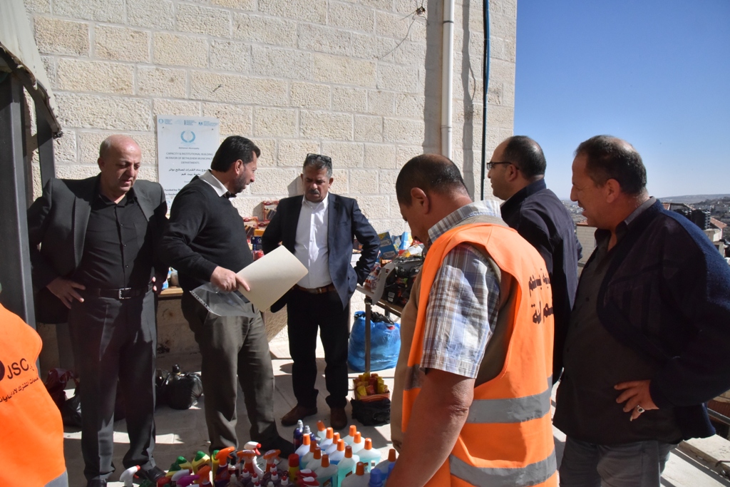 بلدية بيت لحم تتلف حوالي 450 كغم من المنتجات الغذائية منتهية الصلاحية