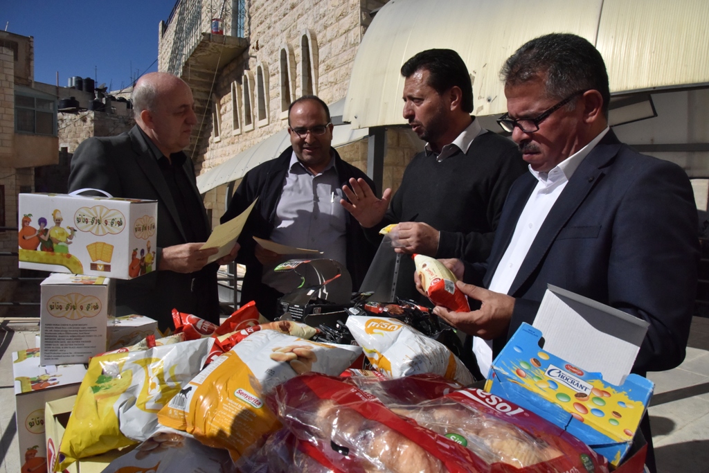 بلدية بيت لحم تتلف حوالي 450 كغم من المنتجات الغذائية منتهية الصلاحية