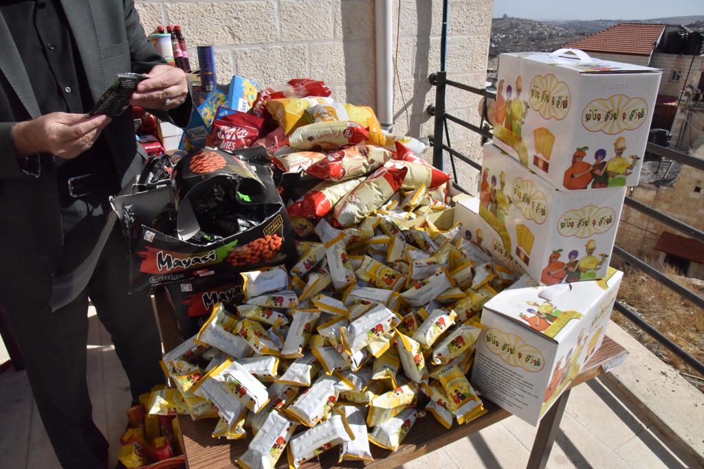 بلدية بيت لحم تتلف حوالي 450 كغم من المنتجات الغذائية منتهية الصلاحية