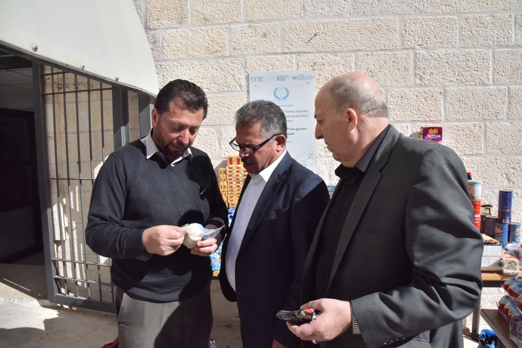 بلدية بيت لحم تتلف حوالي 450 كغم من المنتجات الغذائية منتهية الصلاحية