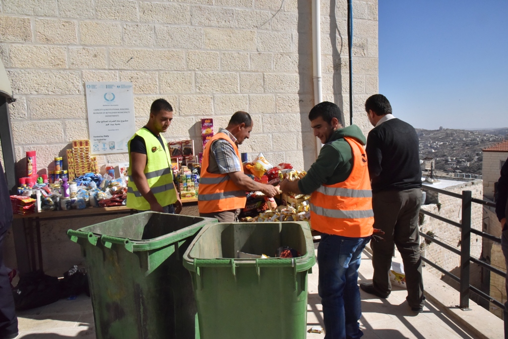 بلدية بيت لحم تتلف حوالي 450 كغم من المنتجات الغذائية منتهية الصلاحية