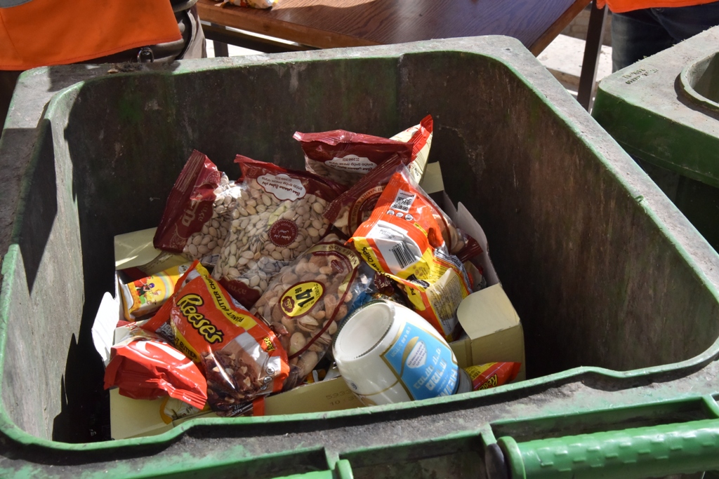 بلدية بيت لحم تتلف حوالي 450 كغم من المنتجات الغذائية منتهية الصلاحية