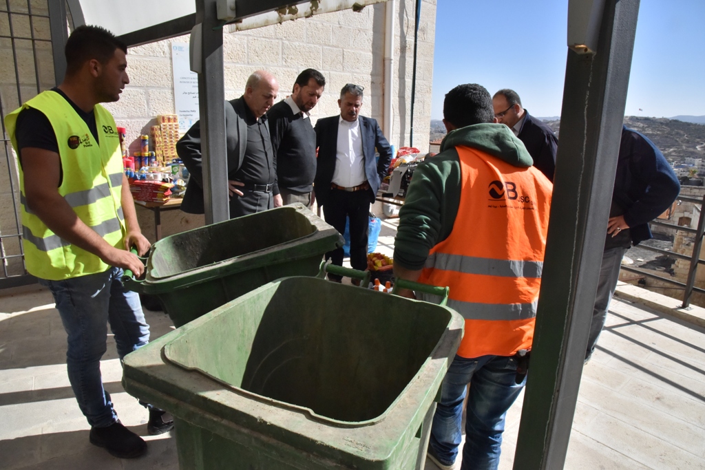 بلدية بيت لحم تتلف حوالي 450 كغم من المنتجات الغذائية منتهية الصلاحية