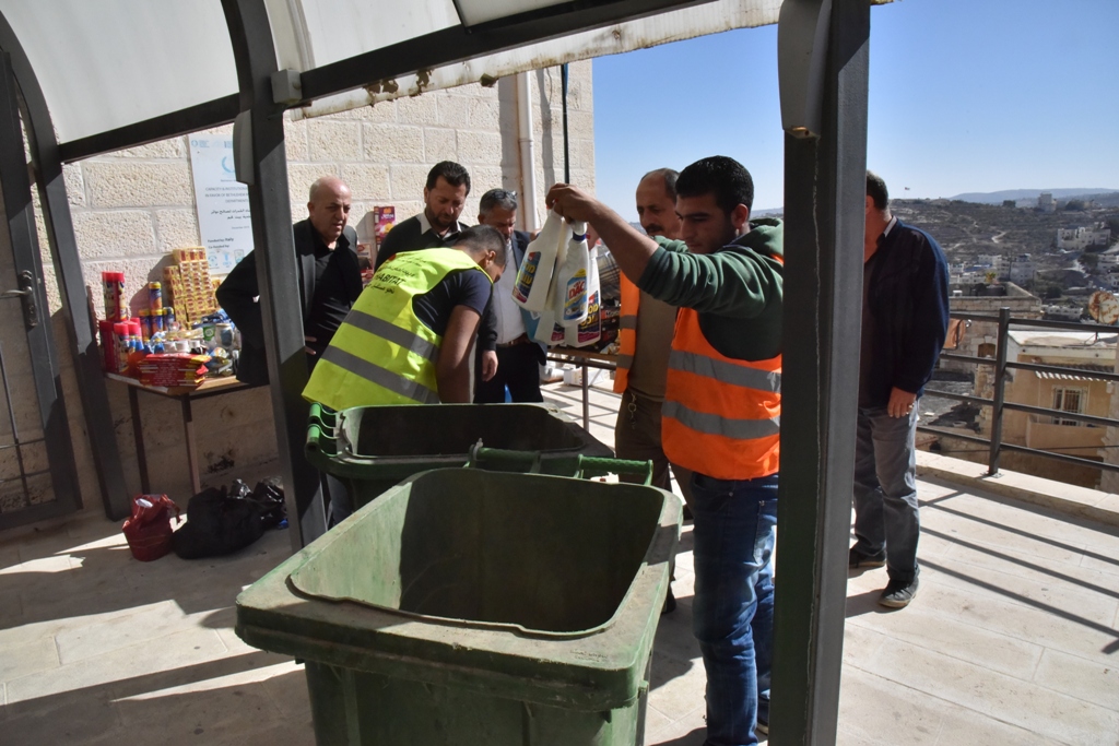 بلدية بيت لحم تتلف حوالي 450 كغم من المنتجات الغذائية منتهية الصلاحية