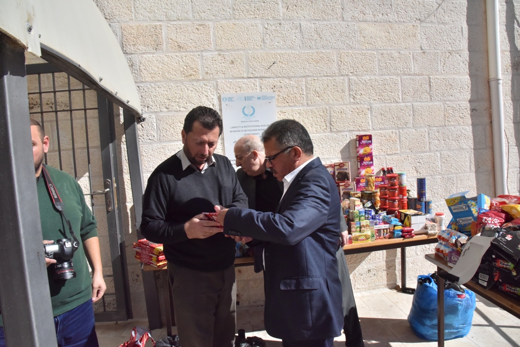 بلدية بيت لحم تتلف حوالي 450 كغم من المنتجات الغذائية منتهية الصلاحية