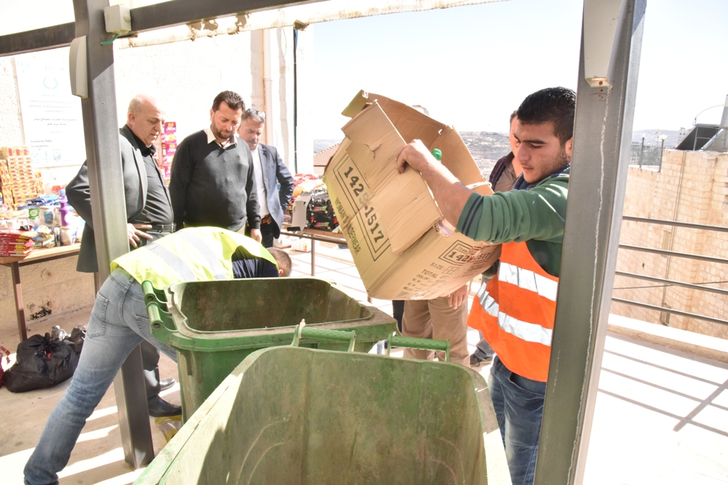 بلدية بيت لحم تتلف حوالي 450 كغم من المنتجات الغذائية منتهية الصلاحية