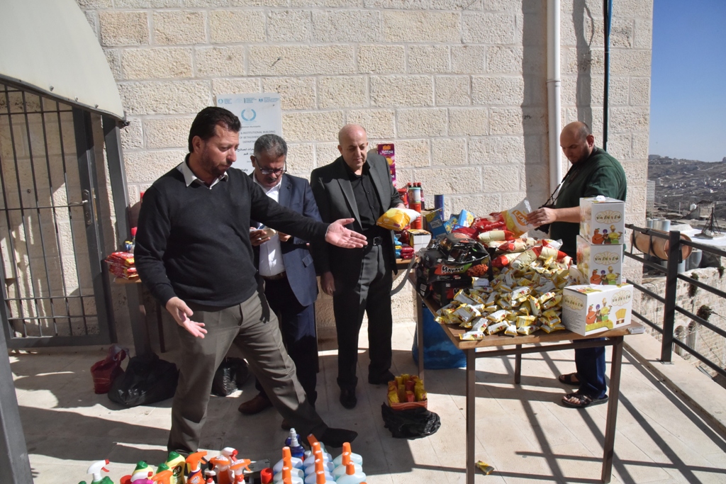 بلدية بيت لحم تتلف حوالي 450 كغم من المنتجات الغذائية منتهية الصلاحية