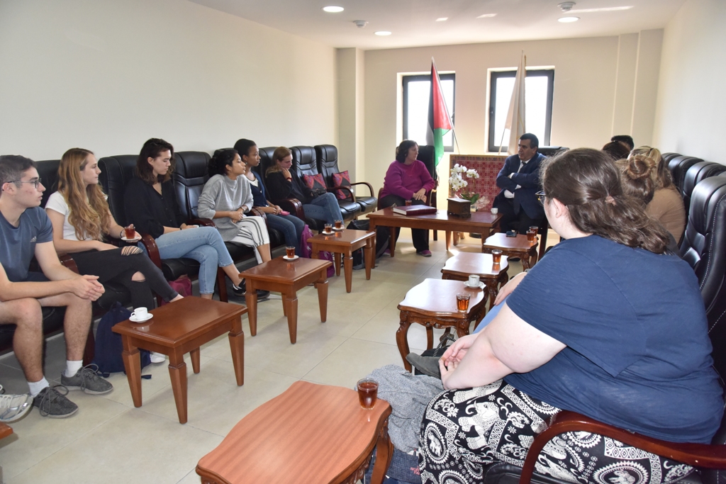 رئيس بلدية بيت لحم يستقبل وفد طلبة أمريكيين ويتحدث عن تحديات المدينة والتحضيرات لإحتفالات أعياد الميلاد المجيدة