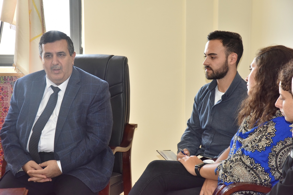 رئيس بلدية بيت لحم يستقبل وفد طلبة أمريكيين ويتحدث عن تحديات المدينة والتحضيرات لإحتفالات أعياد الميلاد المجيدة