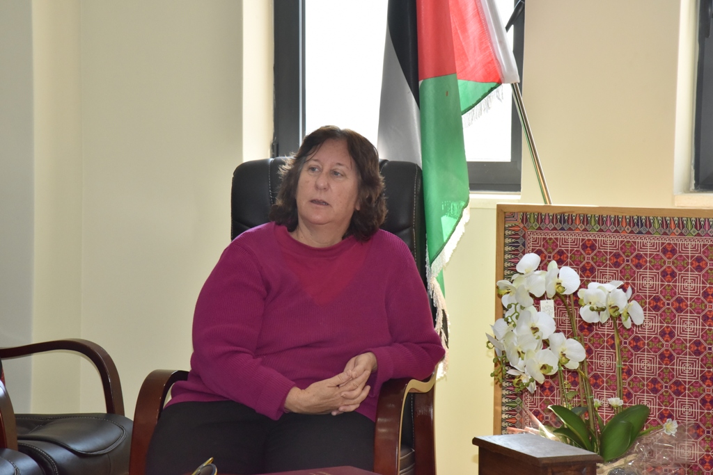 رئيس بلدية بيت لحم يستقبل وفد طلبة أمريكيين ويتحدث عن تحديات المدينة والتحضيرات لإحتفالات أعياد الميلاد المجيدة