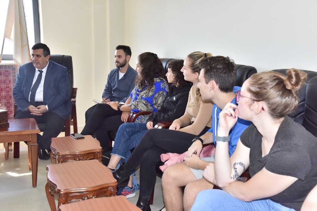 رئيس بلدية بيت لحم يستقبل وفد طلبة أمريكيين ويتحدث عن تحديات المدينة والتحضيرات لإحتفالات أعياد الميلاد المجيدة