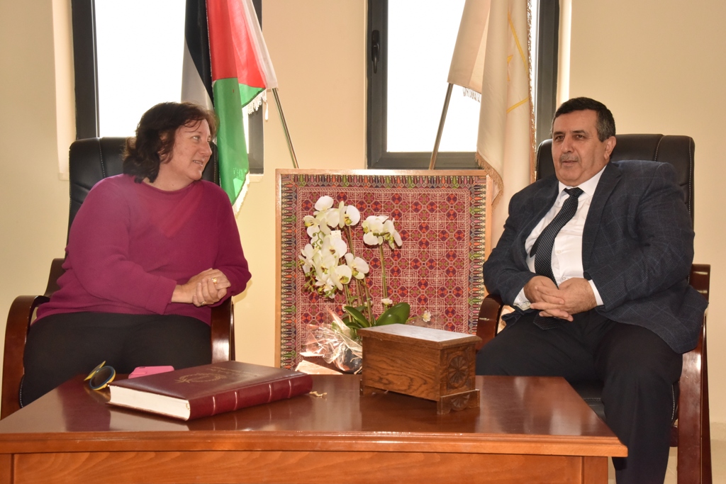 رئيس بلدية بيت لحم يستقبل وفد طلبة أمريكيين ويتحدث عن تحديات المدينة والتحضيرات لإحتفالات أعياد الميلاد المجيدة