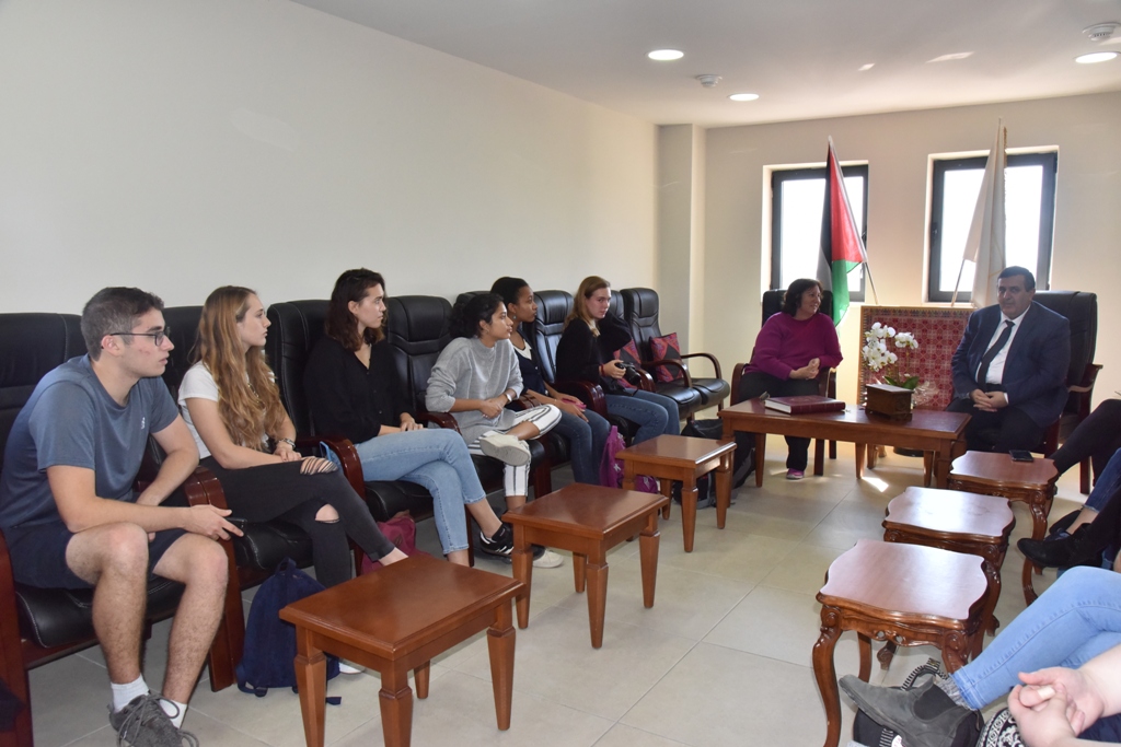 رئيس بلدية بيت لحم يستقبل وفد طلبة أمريكيين ويتحدث عن تحديات المدينة والتحضيرات لإحتفالات أعياد الميلاد المجيدة