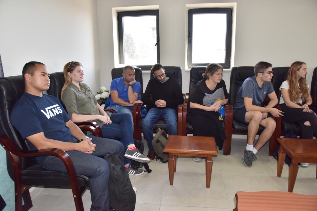 رئيس بلدية بيت لحم يستقبل وفد طلبة أمريكيين ويتحدث عن تحديات المدينة والتحضيرات لإحتفالات أعياد الميلاد المجيدة