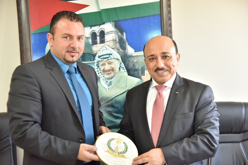 نائب رئيس بلدية بيت لحم يستقبل وزير الأشغال العامة والاسكان في دار البلدية