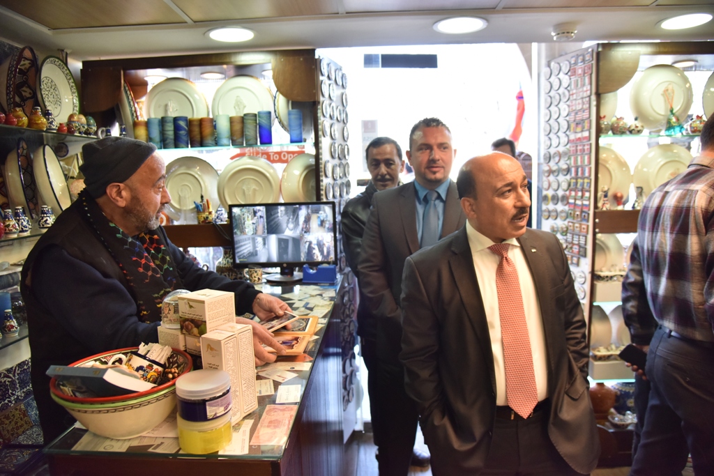 نائب رئيس بلدية بيت لحم يستقبل وزير الأشغال العامة والاسكان في دار البلدية