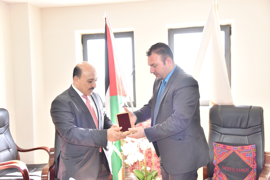 نائب رئيس بلدية بيت لحم يستقبل وزير الأشغال العامة والاسكان في دار البلدية