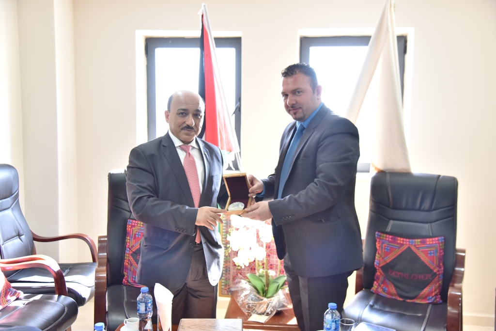 نائب رئيس بلدية بيت لحم يستقبل وزير الأشغال العامة والاسكان في دار البلدية