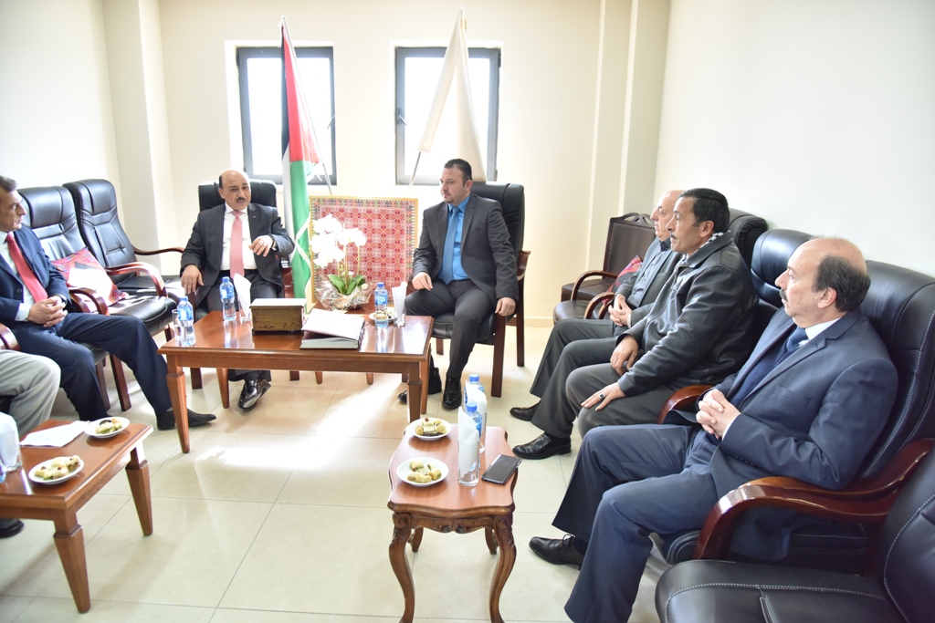 نائب رئيس بلدية بيت لحم يستقبل وزير الأشغال العامة والاسكان في دار البلدية