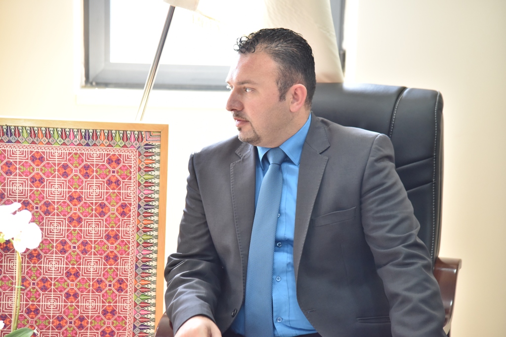 نائب رئيس بلدية بيت لحم يستقبل وزير الأشغال العامة والاسكان في دار البلدية