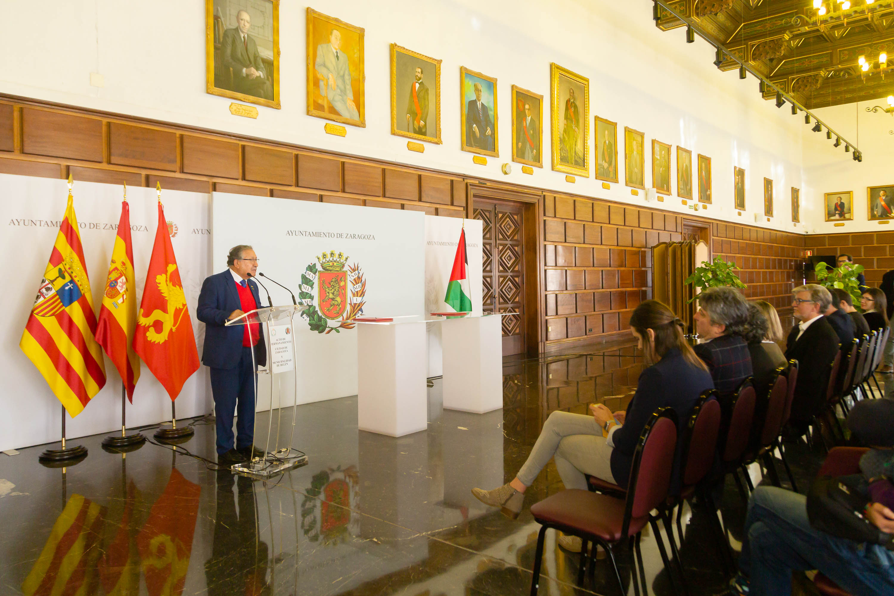 رئيس بلدية بيت لحم يوقع إتفاقية توأمة مع مدينة زاراغوزا الإسبانية