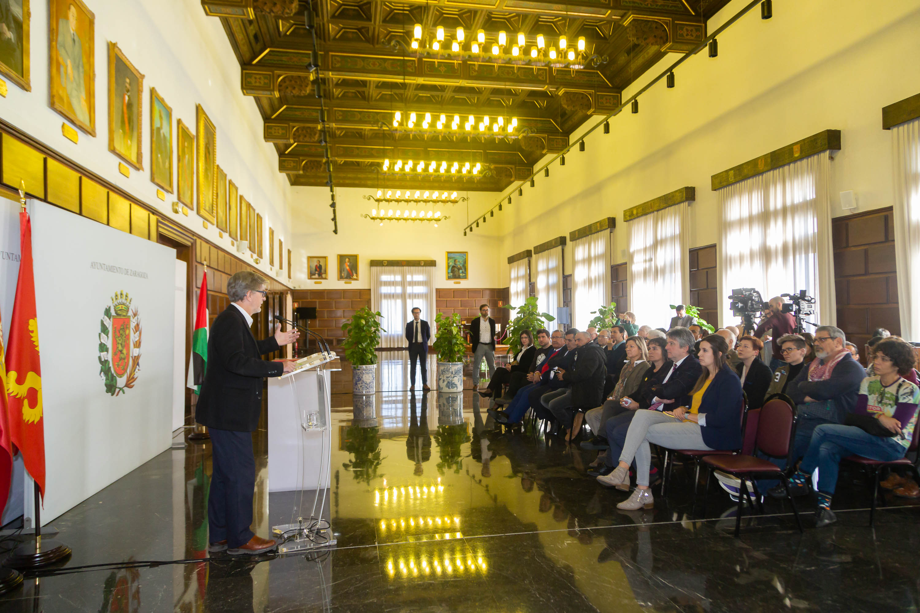 رئيس بلدية بيت لحم يوقع إتفاقية توأمة مع مدينة زاراغوزا الإسبانية