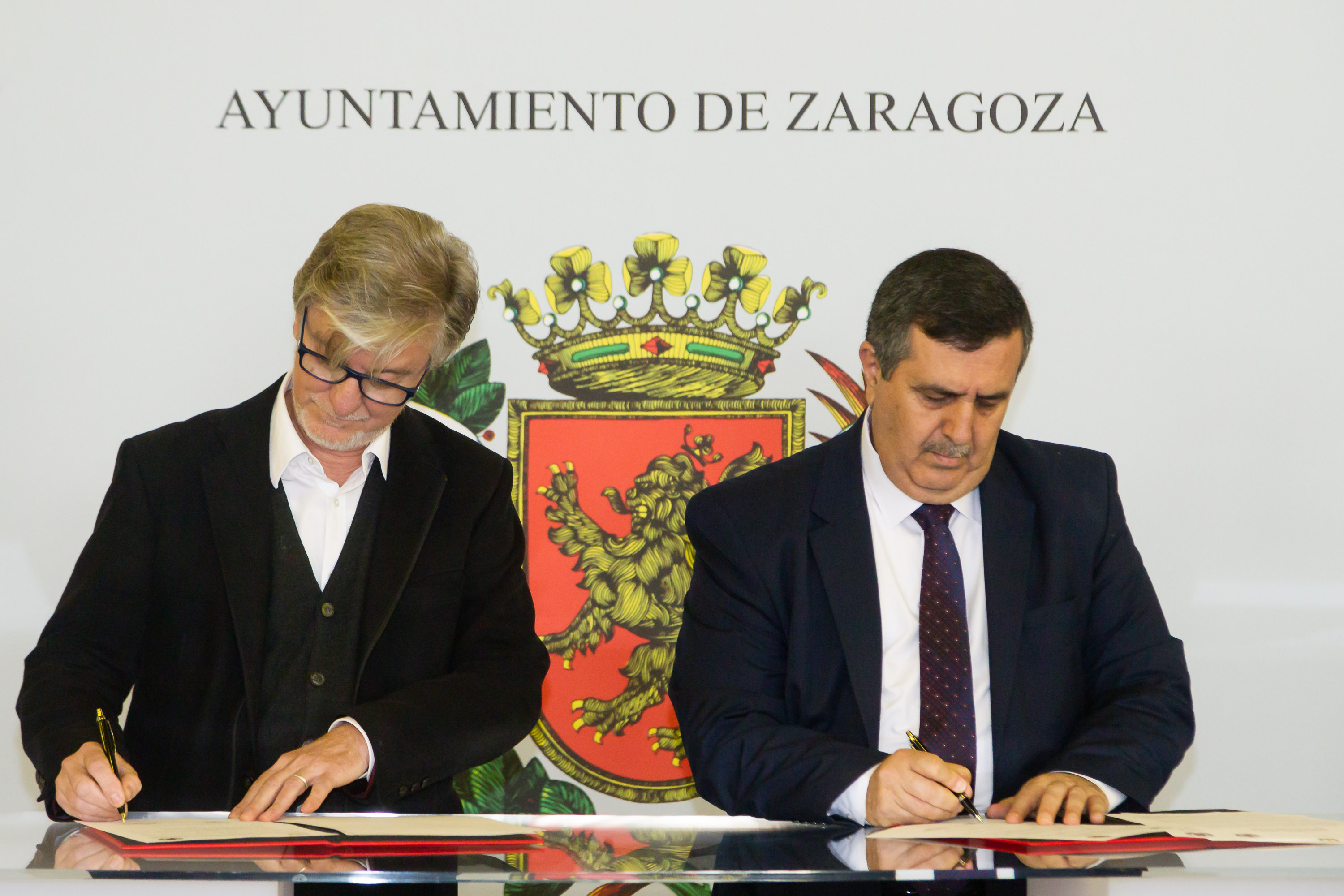 رئيس بلدية بيت لحم يوقع إتفاقية توأمة مع مدينة زاراغوزا الإسبانية
