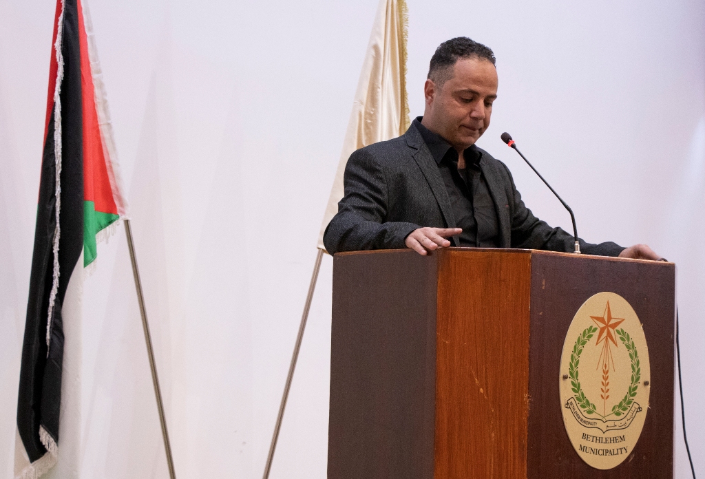 حنانيا يشارك في حفل اختتام دورة الفسيفساء الأولى تحت شعار " صم يصنعون الجمال " في مركز السلام بيت لحم