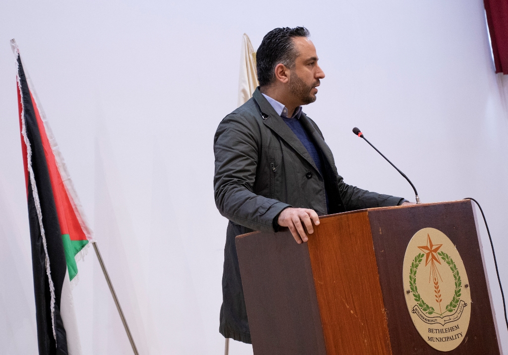 حنانيا يشارك في حفل اختتام دورة الفسيفساء الأولى تحت شعار " صم يصنعون الجمال " في مركز السلام بيت لحم