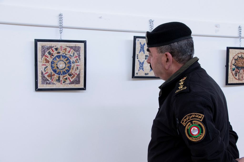 حنانيا يشارك في حفل اختتام دورة الفسيفساء الأولى تحت شعار " صم يصنعون الجمال " في مركز السلام بيت لحم