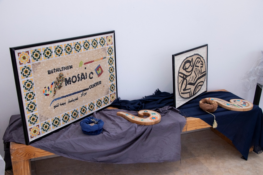 حنانيا يشارك في حفل اختتام دورة الفسيفساء الأولى تحت شعار " صم يصنعون الجمال " في مركز السلام بيت لحم