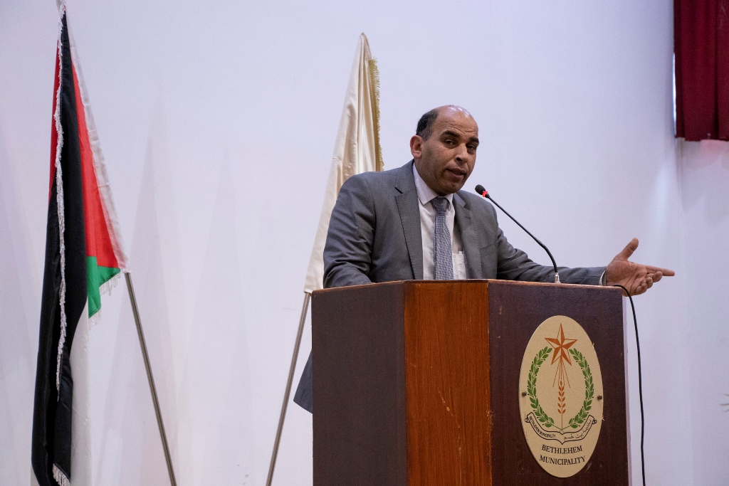 حنانيا يشارك في حفل اختتام دورة الفسيفساء الأولى تحت شعار " صم يصنعون الجمال " في مركز السلام بيت لحم