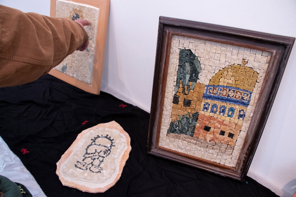 حنانيا يشارك في حفل اختتام دورة الفسيفساء الأولى تحت شعار " صم يصنعون الجمال " في مركز السلام بيت لحم