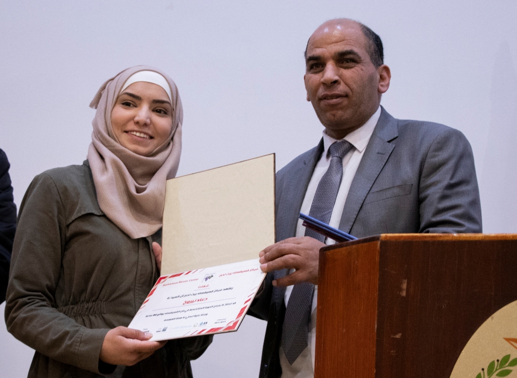 حنانيا يشارك في حفل اختتام دورة الفسيفساء الأولى تحت شعار " صم يصنعون الجمال " في مركز السلام بيت لحم