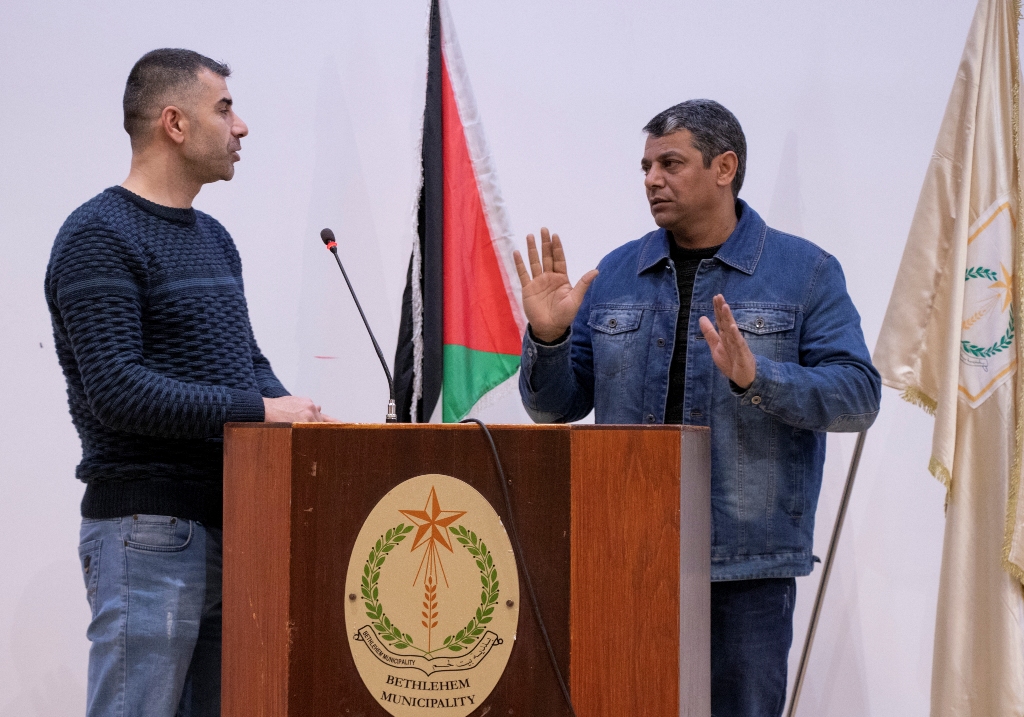 حنانيا يشارك في حفل اختتام دورة الفسيفساء الأولى تحت شعار " صم يصنعون الجمال " في مركز السلام بيت لحم